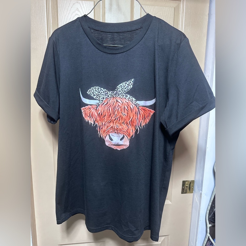 #1013 Womens Black T-Shirt with Highland Cow Print Sz Large